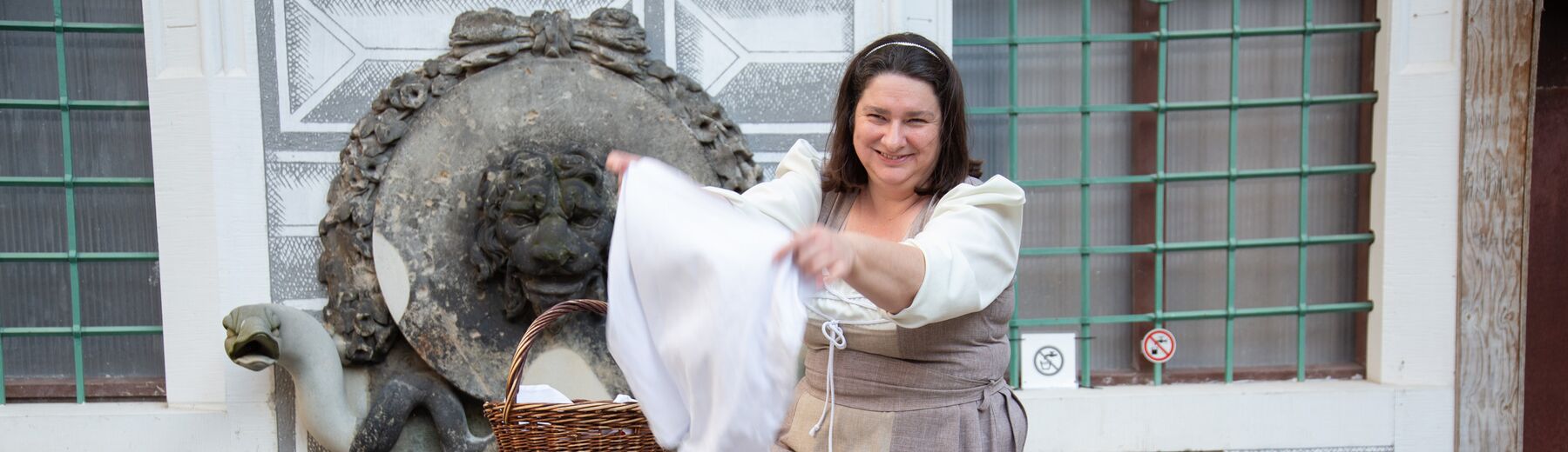 Sylvia Johne als Schankmagd